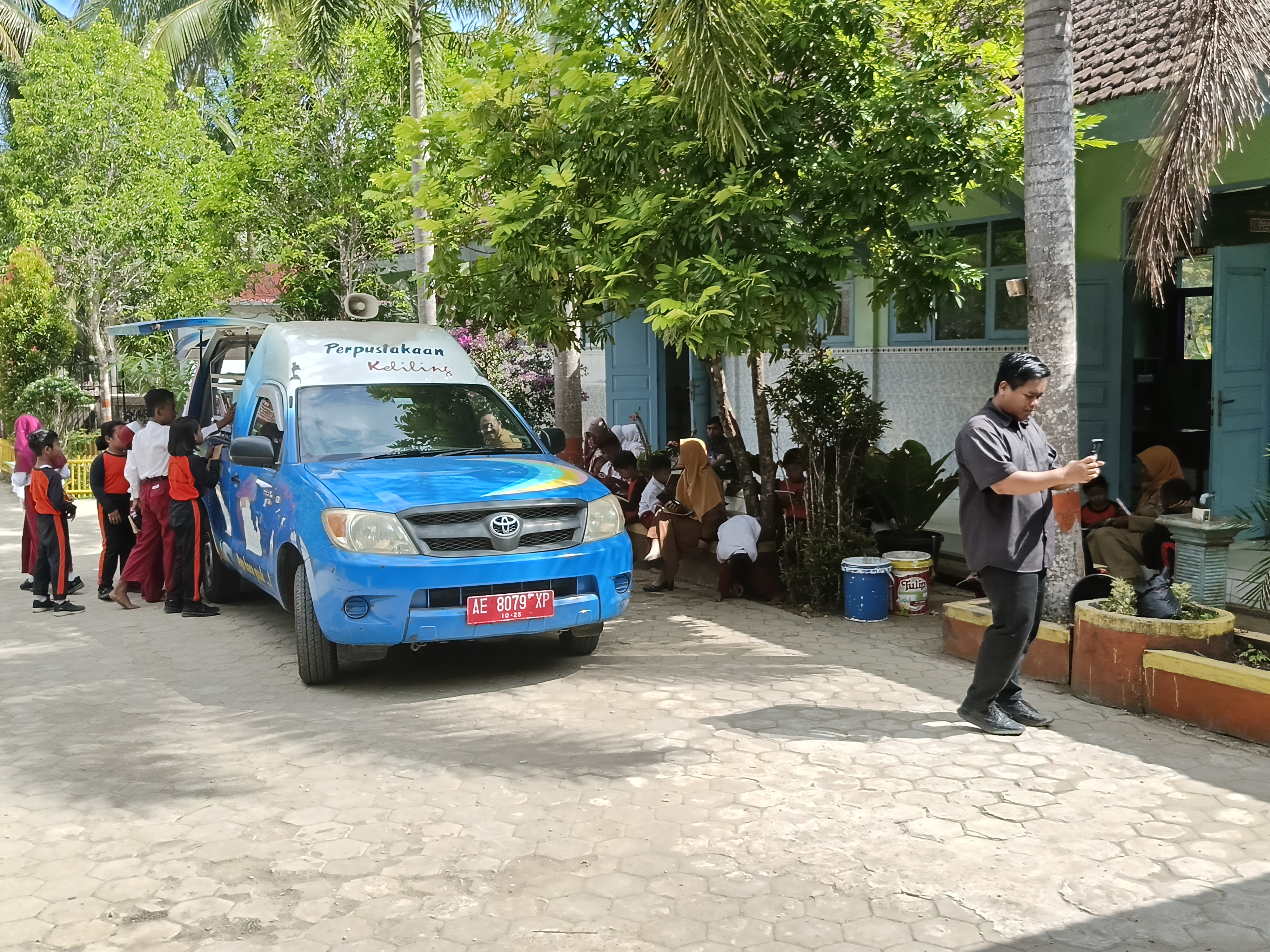 Perpustakaan keliling  untuk peningkatan literasi di SD Negeri 4 Jatigunung